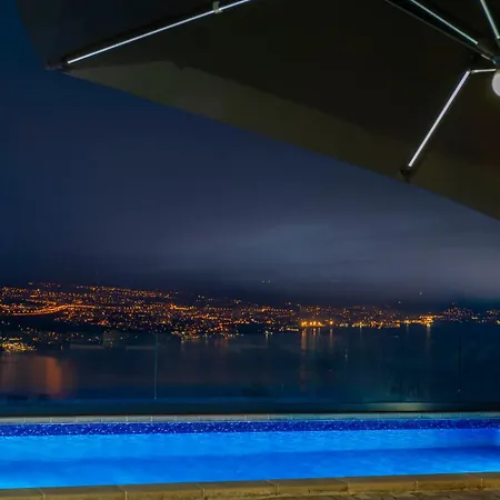 White Pearl Diamond, Mit Meerblick & Pool Ferienhaus