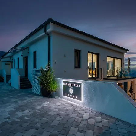 White Pearl Diamond-Opatija, Meerblick Und Pool 別荘 オパティヤ