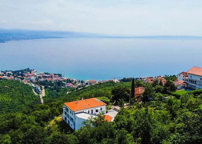 White Pearl Diamond Haus B, Opatija Mit Meerblick & Pool Hébergement de vacances *