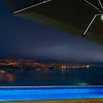 White Pearl Diamond Haus B, Mit Meerblick & Pool Holiday home