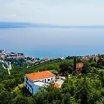 White Pearl Diamond Haus B, Mit Meerblick & Pool Holiday home *