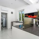 White Pearl Diamond Haus B, Mit Meerblick & Pool Holiday home