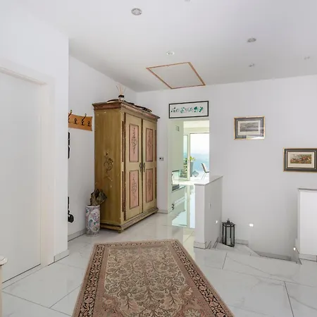 White Pearl Diamond, Mit Meerblick & Pool Holiday home