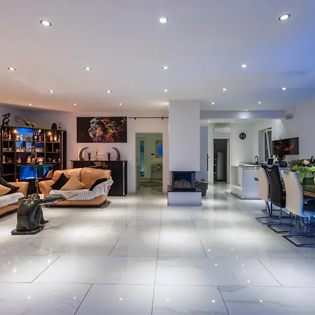 White Pearl Diamond, Mit Meerblick & Pool Holiday home Opatija