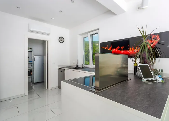 White Pearl Diamond Haus B, Opatija Mit Meerblick & Pool Casa vacanze